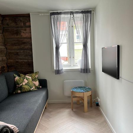 Entire Renovated Apartment From 1780 With Kitchen, Bath, Bedroom, And Living Room In Skuteviken Bergen Extérieur photo