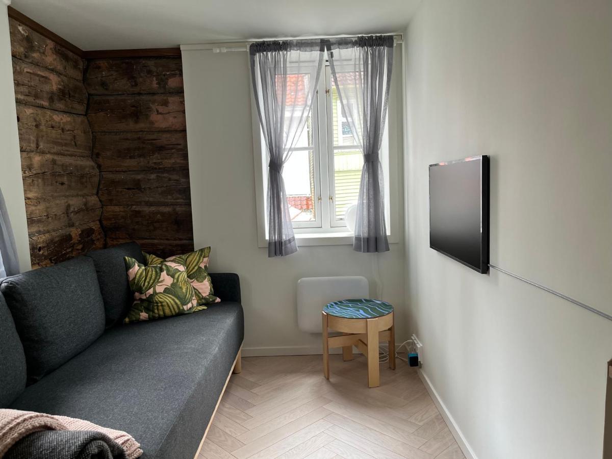 Entire Renovated Apartment From 1780 With Kitchen, Bath, Bedroom, And Living Room In Skuteviken Bergen Extérieur photo