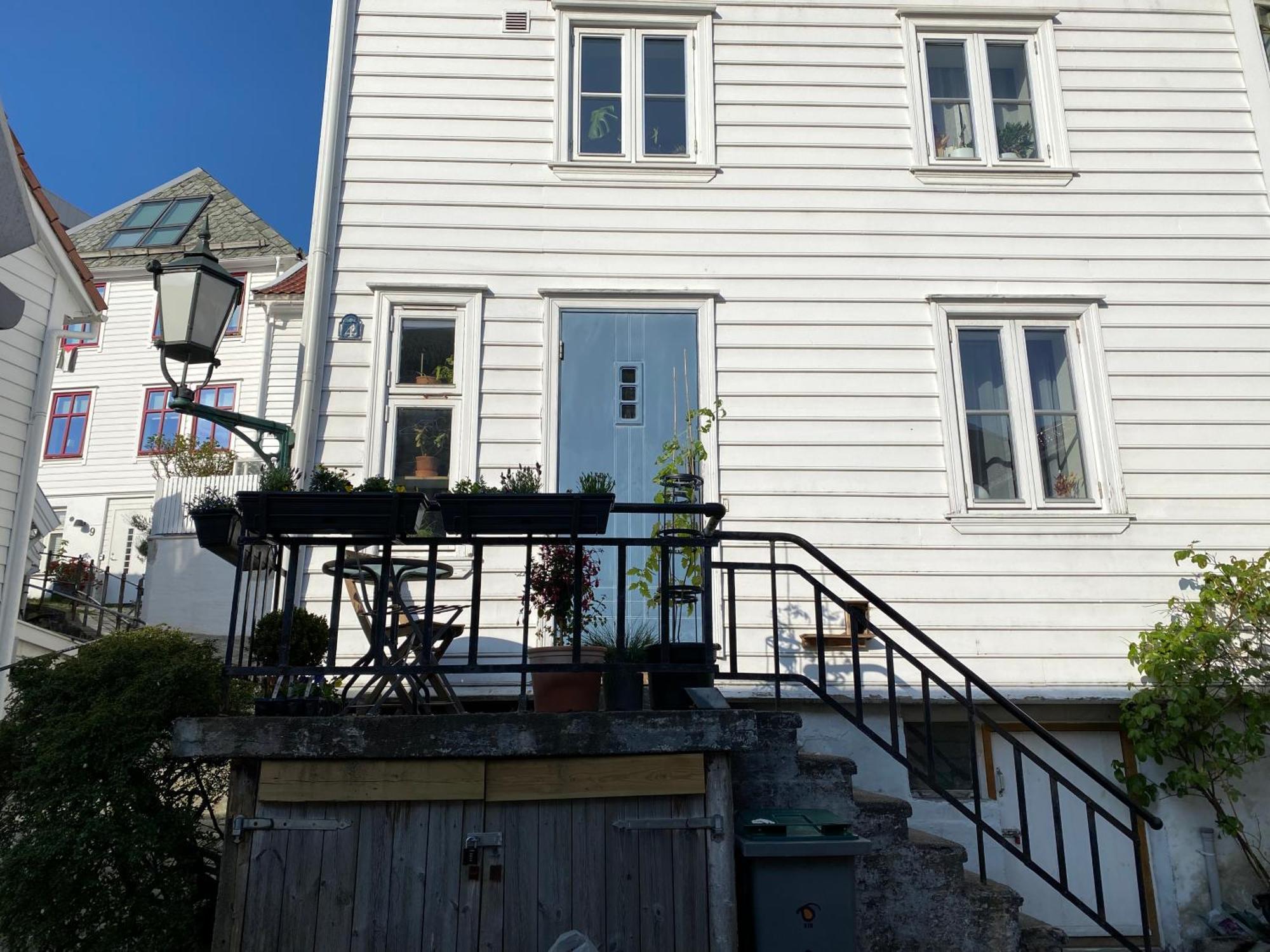 Entire Renovated Apartment From 1780 With Kitchen, Bath, Bedroom, And Living Room In Skuteviken Bergen Extérieur photo